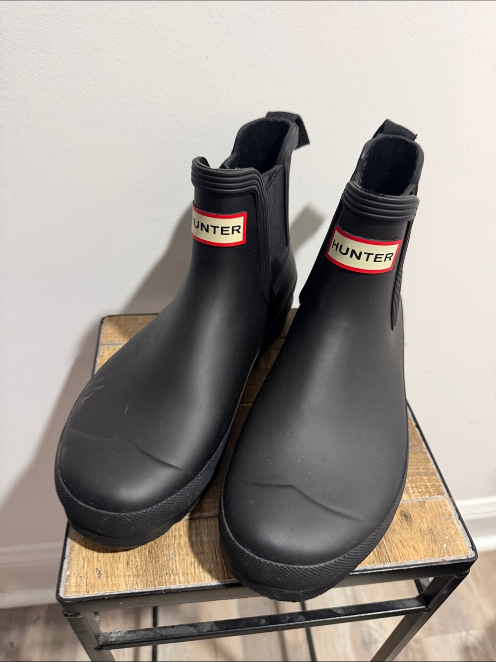 Hunter Black Chelsea Rain Boots with Red Logo Women’s Size 7
